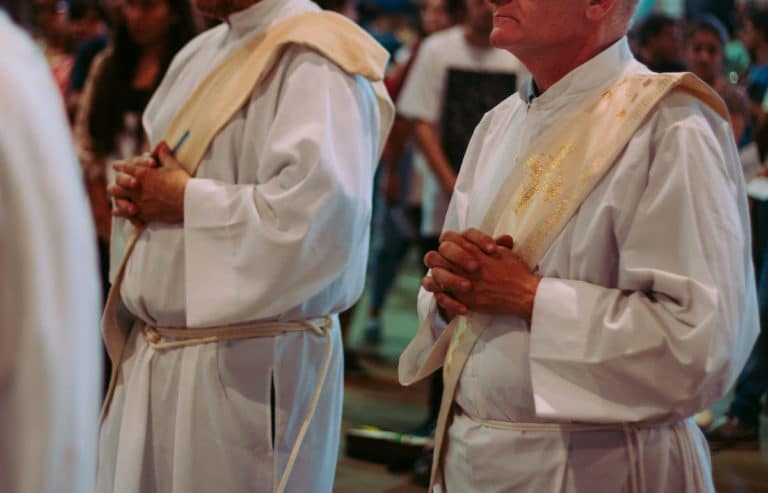 Qu Es Un Di Cono Y Qu Funci N Ejercen En La Iglesia Cat Lica