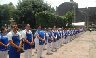 Voluntarios que atienden los comedores públicos de la Arquidiócesis de México asisten a la Catedral
