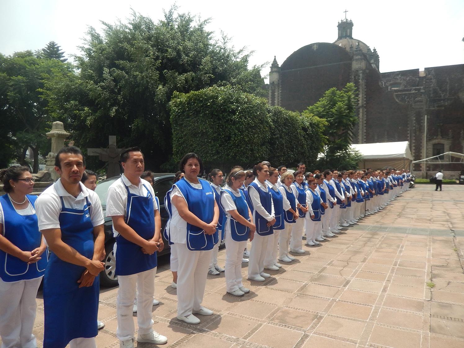 Voluntarios que atienden los comedores públicos de la Arquidiócesis de México asisten a la Catedral