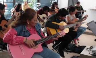 Agentes evangelizadores superan el reto de aprender a tocar guitarra en dos meses