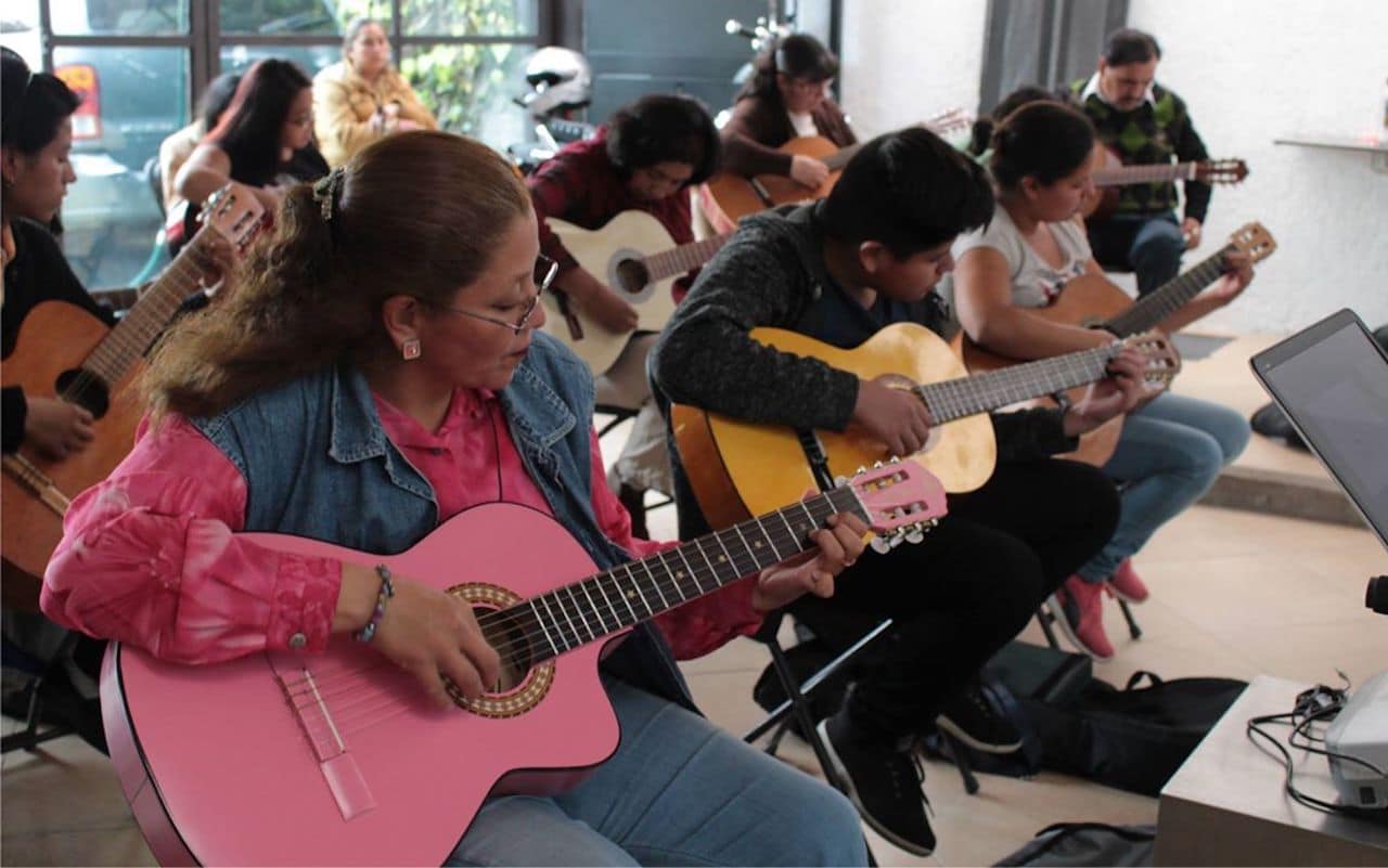 Agentes evangelizadores superan el reto de aprender a tocar guitarra en dos meses
