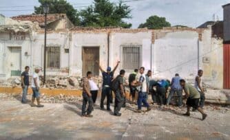 Migrantes se suman a las labores de rescate en Oaxaca