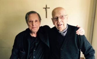 El demonio y el Padre Amorth: Lanzan documental sobre exorcismos en Festival de Venecia