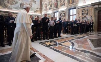 El Papa pide a religiosos no caer en el clericalismo y evangelizar a los alejados