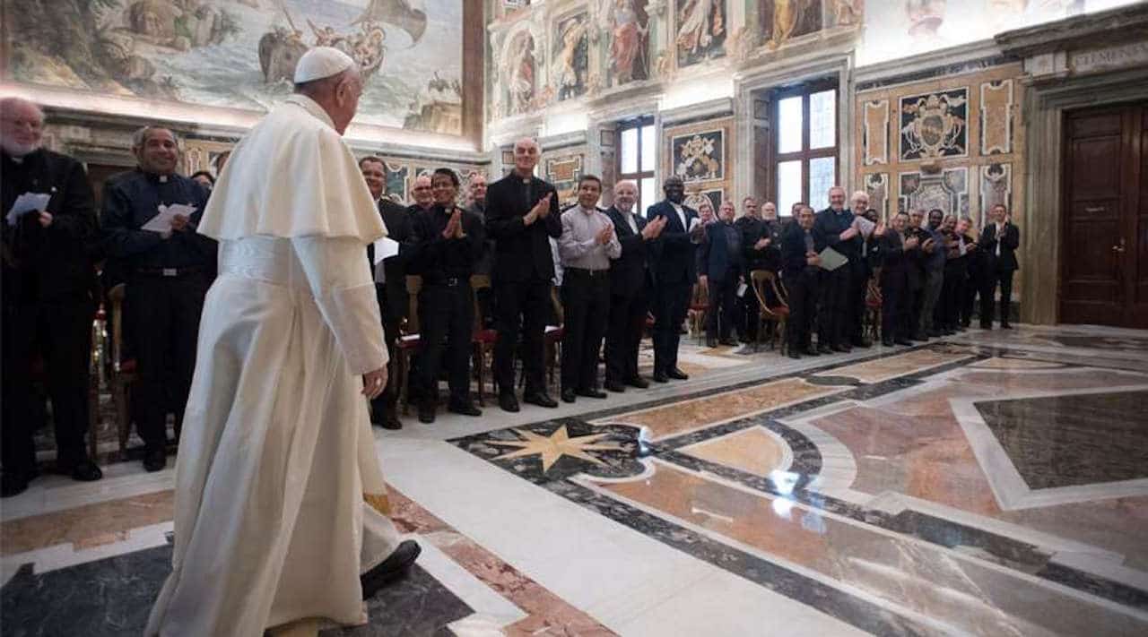 El Papa pide a religiosos no caer en el clericalismo y evangelizar a los alejados