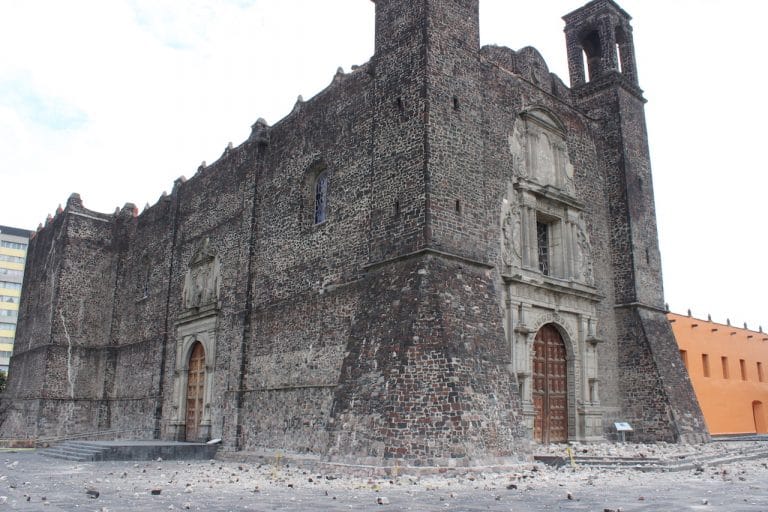 La parroquia de Santiago Apóstol se encuentra en Tlatelolco y sufrió daños en el campanario tras los sismos de septiembre 2017. Foto: Ricardo Sánchez