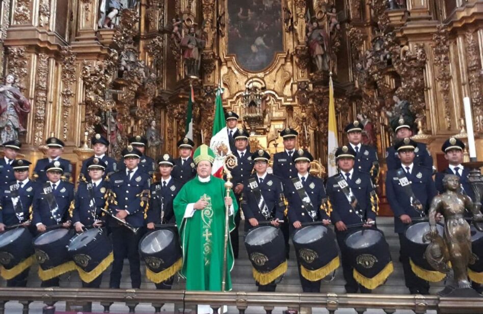 Rinden honores a la bandera en la Catedral de México