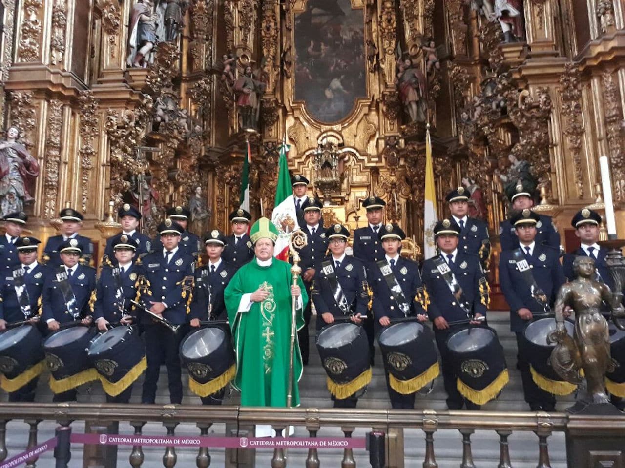 Rinden honores a la bandera en la Catedral de México