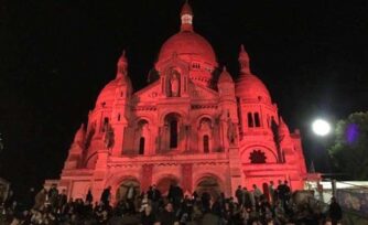 Basílica del Sagrado Corazón de París se tiñó de rojo en honor a mártires cristianos