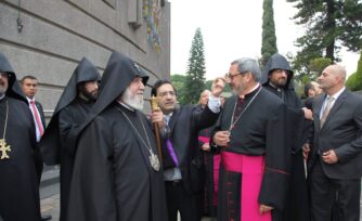 Líder de la Iglesia Católica Armenia visita México para solidarizarse con los afectados por los terremotos