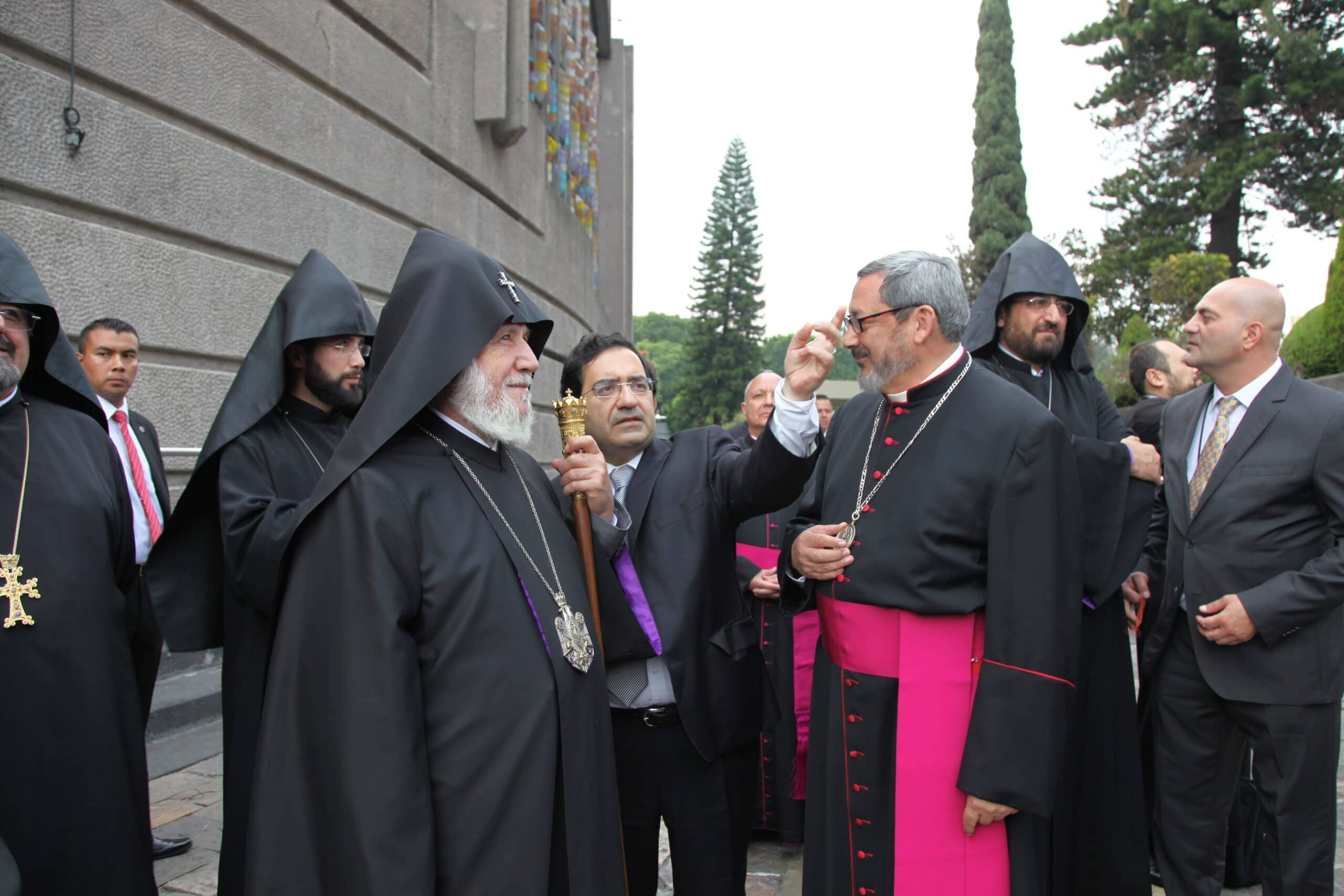 Líder de la Iglesia Católica Armenia visita México para solidarizarse con los afectados por los terremotos