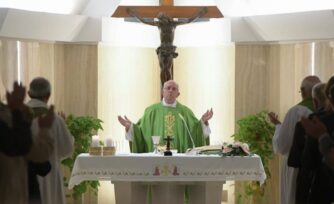 El Papa Francisco invita a meditar sobre la soledad de Jesús camino de la Cruz