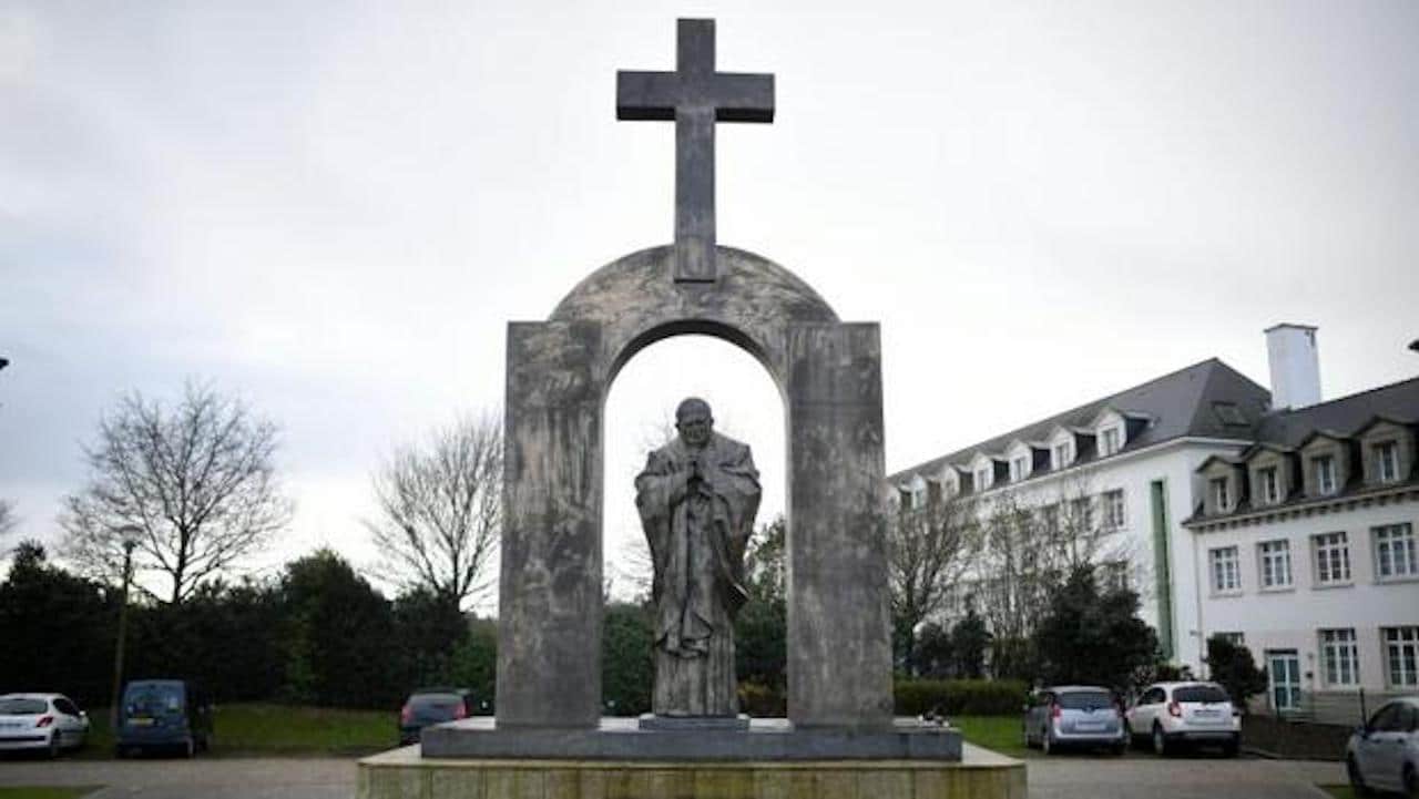 Ordenan retirar cruz de monumento católico dedicado a San Juan Pablo II