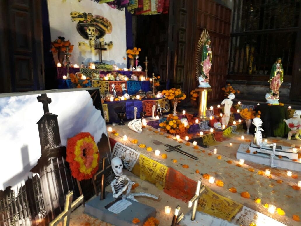 La Ofrenda de Muertos de la Catedral de México dedicada a la Virgen de Guadalupe