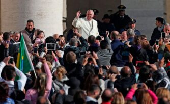 El Papa: Entristece ver fieles y obispos que hacen fotos en Misa. ¡No es un espectáculo!