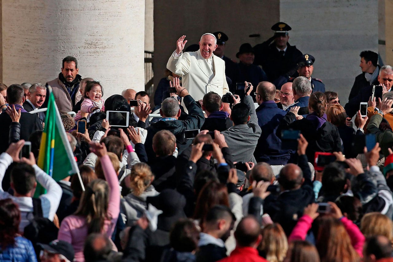 El Papa: Entristece ver fieles y obispos que hacen fotos en Misa. ¡No es un espectáculo!