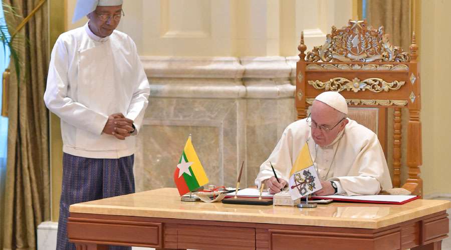 El Papa se reúne con las máximas autoridades de Myanmar y les pide justicia