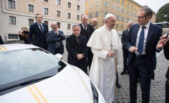 A subasta Lamborghini donado Papa, para obras de caridad