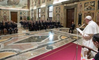 El Papa pide a policías luchar contra el mal, la ilegalidad e impedir desórdenes