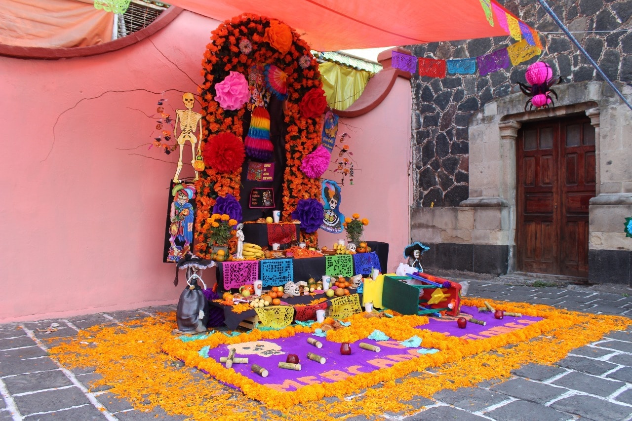 Expone iglesia altares de muertos  hechos por comerciantes de La Merced
