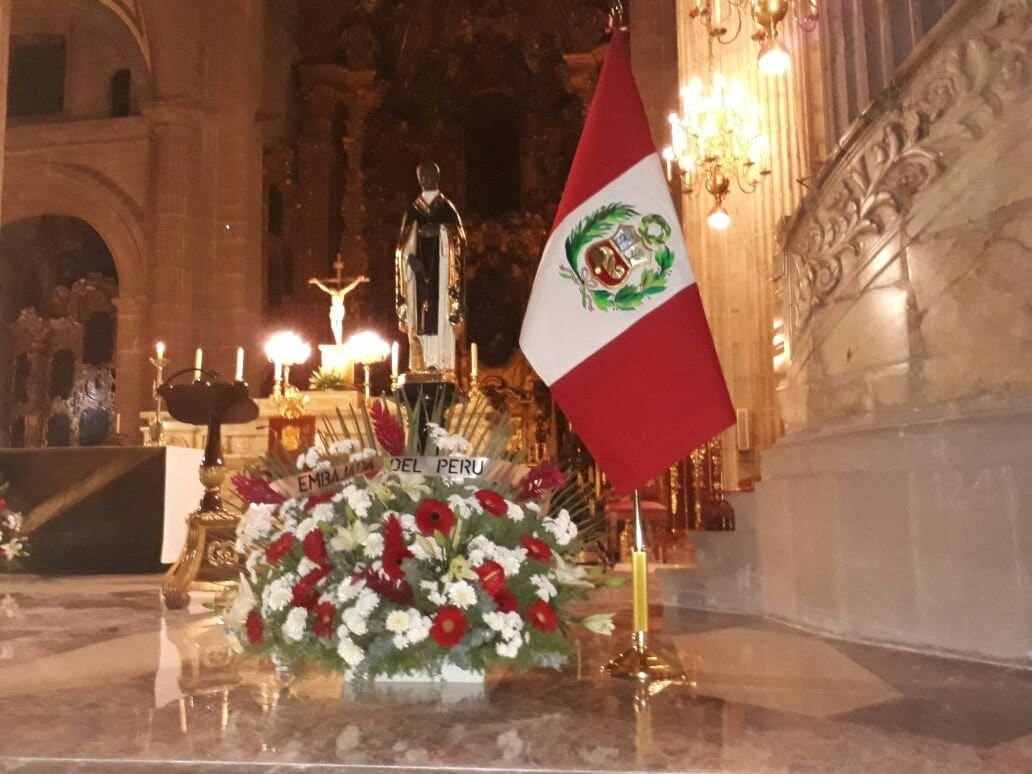 Obsequia Perú a la Catedral de México una escultura de San Martín de Porres