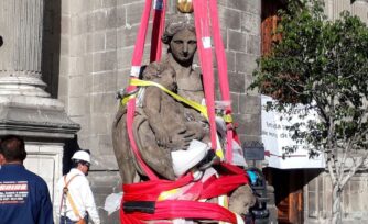 Con tecnología de punta, retiran de la Catedral de México las esculturas La Fe y la Caridad