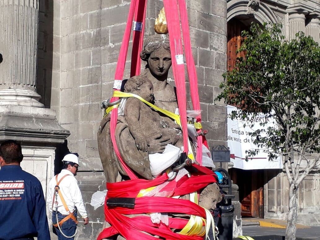 Con tecnología de punta, retiran de la Catedral de México las esculturas La Fe y la Caridad