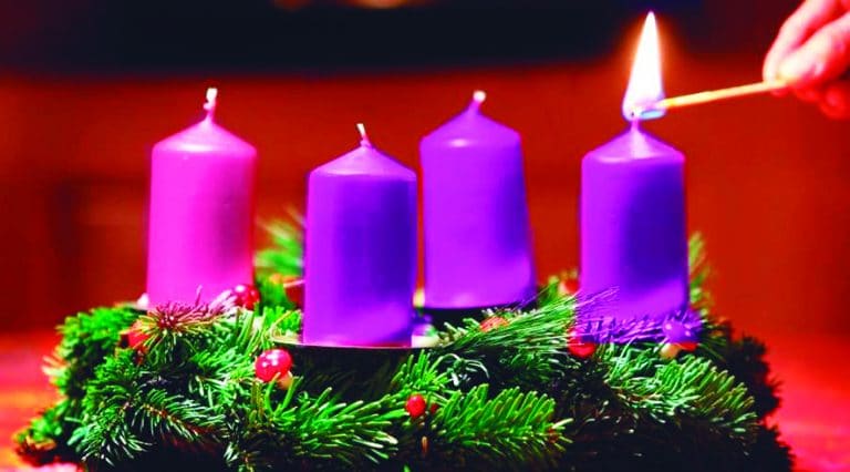 Encender las velas de la Corona de Adviento es una de las tradiciones que nos prepara para Navidad.