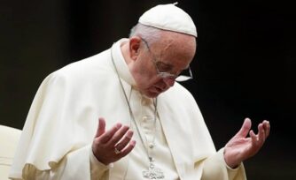 Papa Francisco reza por víctimas de accidente de tráfico en Francia