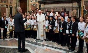 El arte es un medio formidable para transmitir el mensaje de Navidad, afirma el Papa