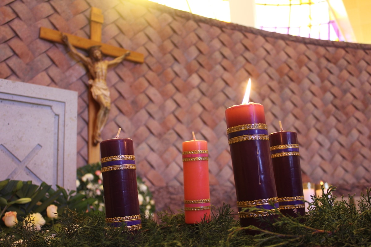 Encender las velas de la Corona de Adviento es una de las tradiciones que nos prepara para Navidad.