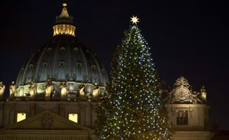 Vaticano enciende las luces del Pesebre y del Árbol de Navidad en Plaza de San Pedro
