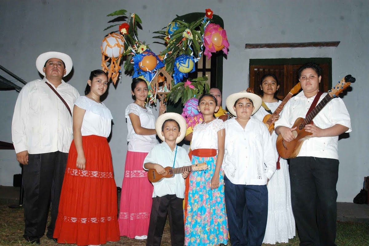 Cada año, los veracruzanos salen a pedir Posada acompañados de la canción "La Rama". Foto: Crónica de Xalapa