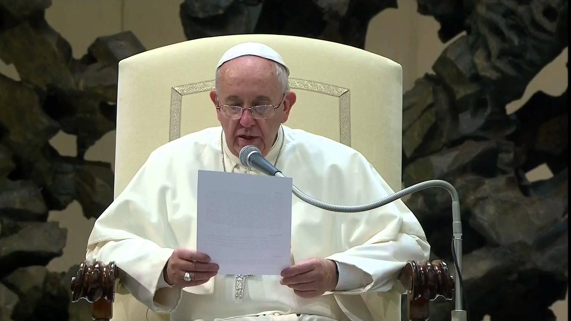 El Papa explica algunos signos de la Misa para poder “saborear toda su belleza”