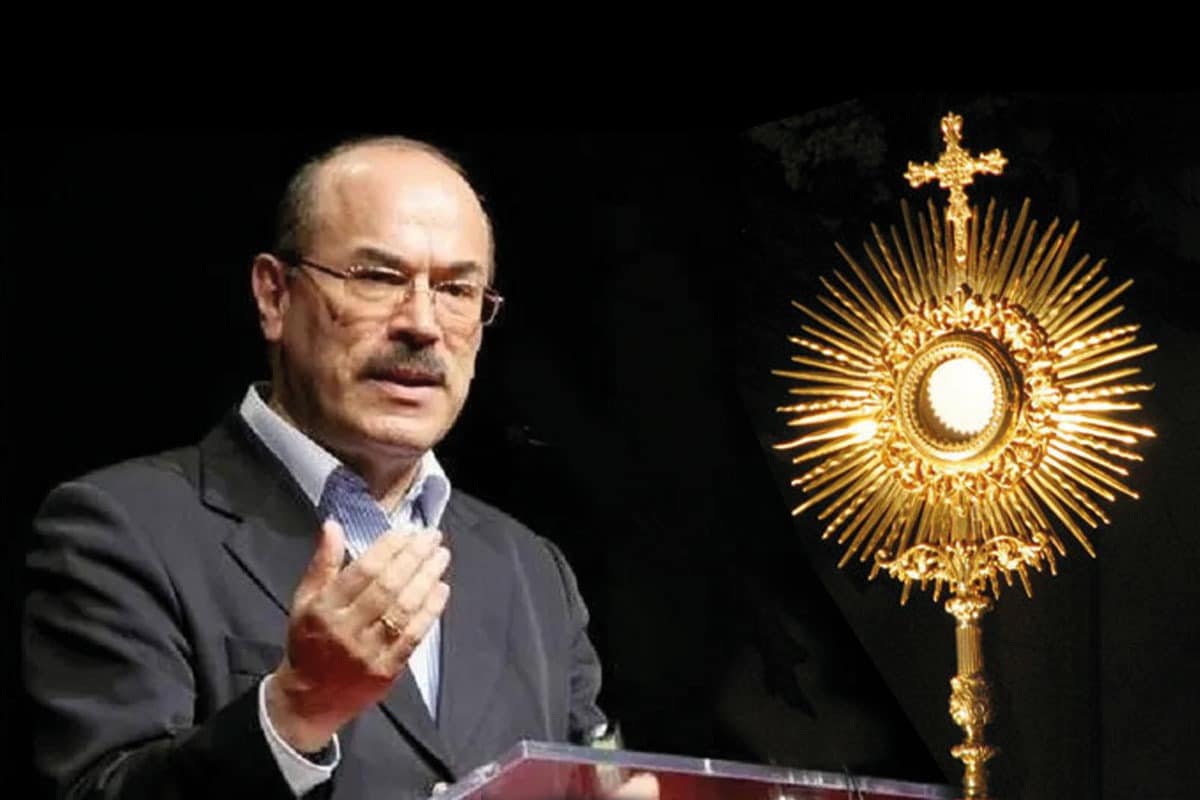 El Dr. Ricardo Castañón, especialista en milagros eucarísticos, con el Santísimo Sacramento