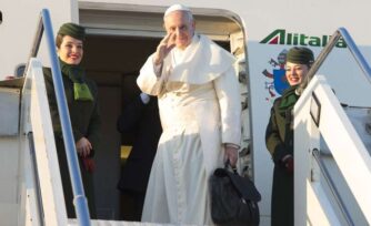 El Papa viaja ya rumbo Chile y Perú tras despegar de Roma