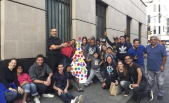 Una familia a la Luz de la calle