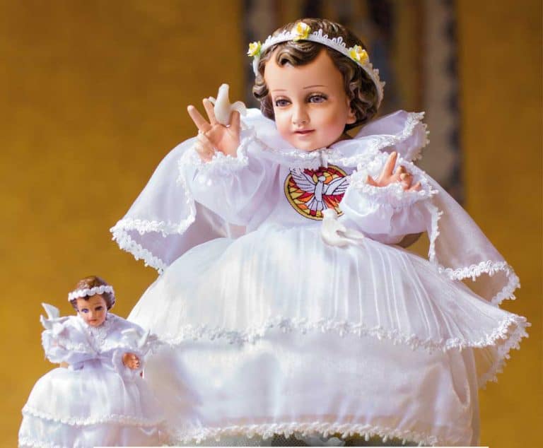 Puedes vestir al Niño Dios como el Niño de las Palomitas, como muestra la foto.