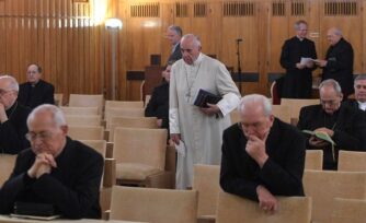 El Papa da inicio a sus ejercicios espirituales de Cuaresma junto a miembros de la Curia