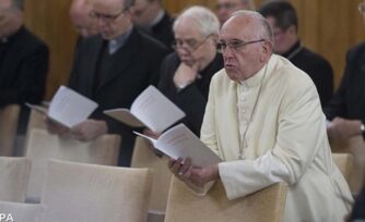 El Papa concluye sus ejercicios espirituales de Cuaresma y vuelve al Vaticano