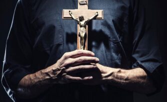 Sacerdote especialista analiza errores  doctrinales en libro sobre exorcismos