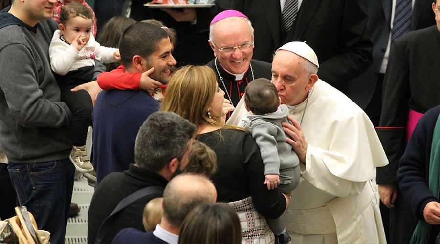 El Papa felicita a los padres en su día: Sean custodios de sus hijos como lo fue San José