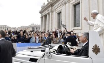 Hay cristianos falsos que tienen el alma muerta y el corazón podrido, advierte el Papa