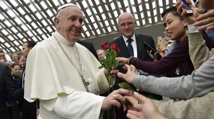 Las parroquias no deben cobrar por dedicar la Misa a un difunto, reclama el Papa