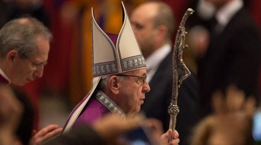 El Papa comienza jornada “24 horas para el Señor” confesándose y confesando a fieles