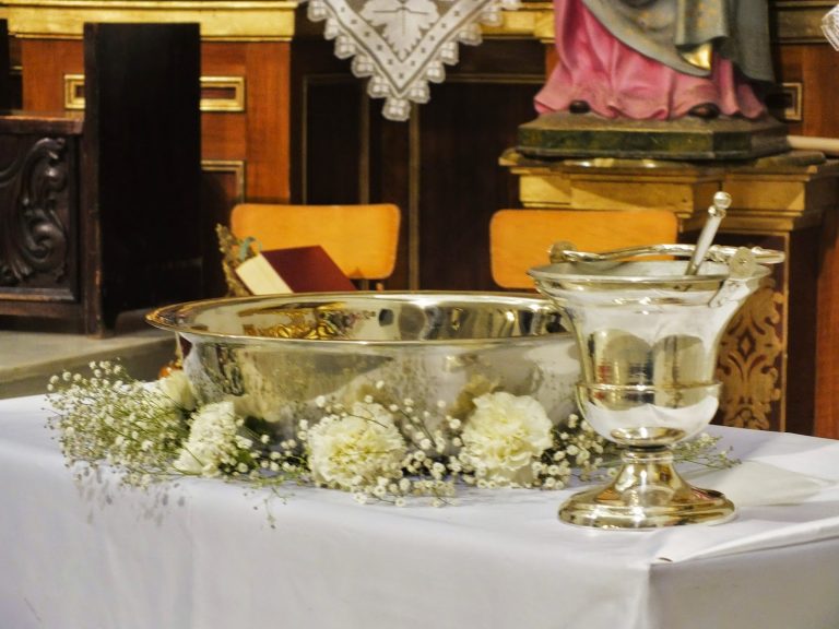 La celebración de la Pascua de Resurrección está llena de signos, entre ellos la bendición del agua.