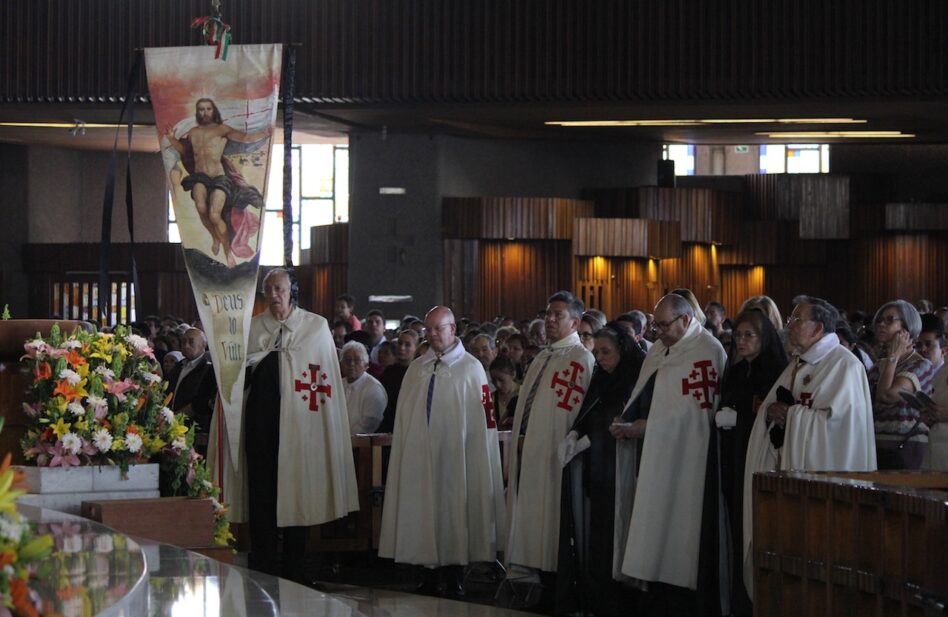 Integrantes de la Orden de Jerusalén celebran la Resurrección de Cristo