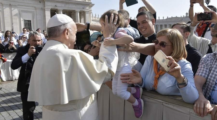 Catequesis del Papa Francisco sobre la fuerza de vencer el mal gracias al Bautismo