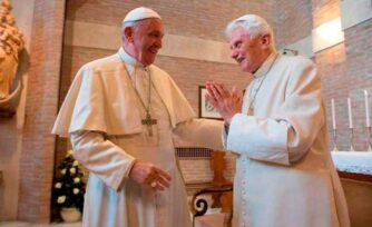 El Papa Francisco felicita la Pascua a Benedicto XVI