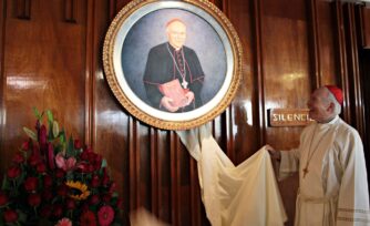 Develan retrato del cardenal Aguiar Retes en la Basílica